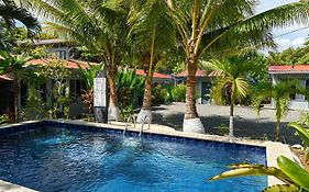 Rooms&Pool Macaws